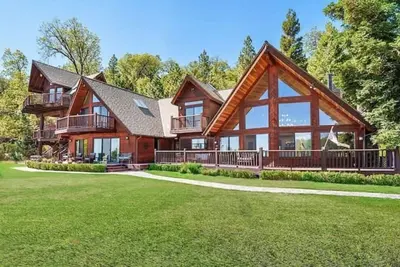 Image de A-Frame - sleeps 20 - Ev Charger - 2 Fire pits - 2 Hot Tubs - Putting Green