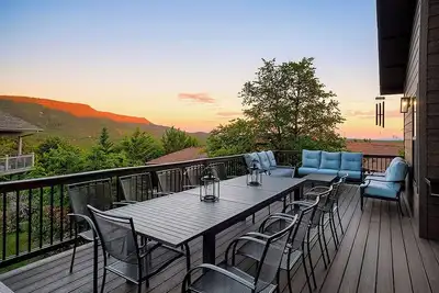 Image de Brand New 2023 Cabin: Luxury Meets Nature – Sleeps 14, Views & Modern Amenities!