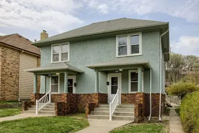 Image de Equally Tremendous Two Story Townhouse!