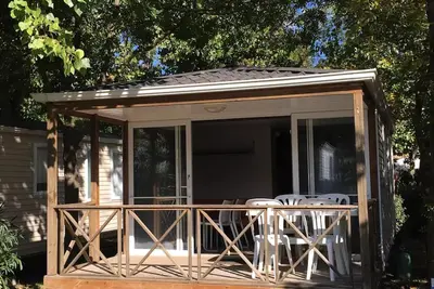 Image de Mobilheim Natur Komfort 25m2 (2 Schlafzimmer - 4 Personen) + Klimaanlage + überdachte Terrasse 4 Personen