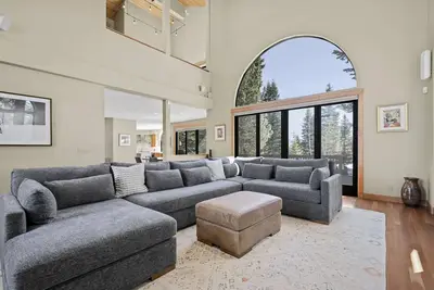 Image de Hilltop Manor – Pet-Friendly Luxury Retreat Near Donner Lake w/ Views & Pool