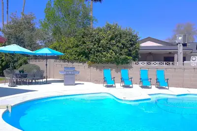 Image de House with private yard! Pool w/heat optional! Super fast Wi-Fi! Great location!