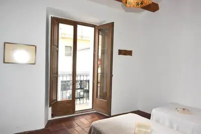 Image de Charmante maison de ville au centre de Roses, Costa Brava! Deux pièces, à 200 mètres de la plage. Cuisine moderne et balcon avec vue sur la mer.