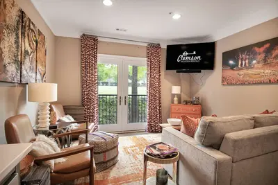 Image de An Updated Studio Apartment Within Walking Distance to Campus!