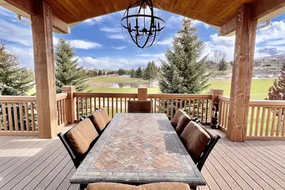 Image de Bear Cub Lodge: Your Private Beach & Spa Sanctuary