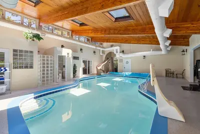 Image de 201 S berry  · lNDOOR Pool! The Fun house