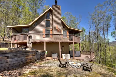 Image de Big Bear Hideaway welcomes pets and boasting a majestic mountain vista, hot tub, firepit, WiFi, and a sprawling screened porch