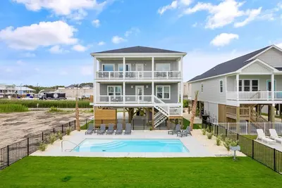 Image de Brand New, 1 Minute Walk to Beach, Pool, Elevator, Dog Friendly, Sleeps 15