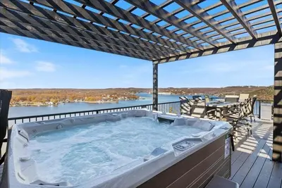 Image de Amazing Sunset Lake Views, Huge Deck & Hot Tub!