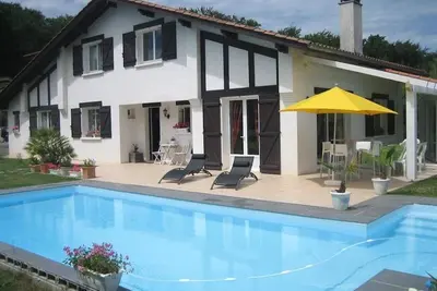 Image de Grande villa avec piscine chauffée dans un espace sécurisé avec salle de billard