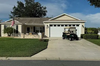 Image de Beautiful Home Close to Lake Sumter Landing! Golf Cart, Bbq Grill & Free Wifi