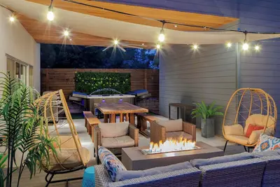 Image de Hot tub, fire pit, game&yoga lawn, Walk to Dtown!