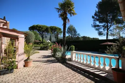 Image de Villa Avec Piscine Gigantesque et Grand Jardin
