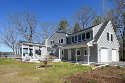 Image de * Newly Renovated * 4-bedroom home on Long Lake with sunset views!