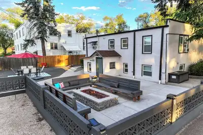 Image de Pikes Estate! Holiday Home w Game Room! Sleeps 24!