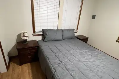 Image de Two bedroom house with private backyard and patio