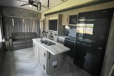 Image de Family friendly marina offering a 2-bdr 5th wheel w/ full marina view
