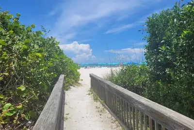 Image de Updated Condo steps to beach access & Gulf view off Lanai, walk to St. Armands
