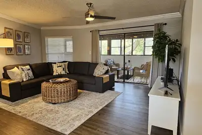 Image de Updated Lake Tarpon Condo With King/Queen Beds and Remote Work Desk/Monitors