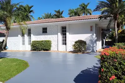 Image de MiaBella of Hollywood by RedAwning