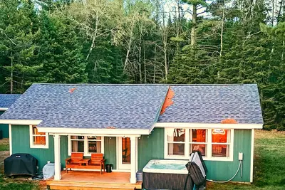 Image de Lured Den - Private Lakefront Cottage - New Hot Tub!