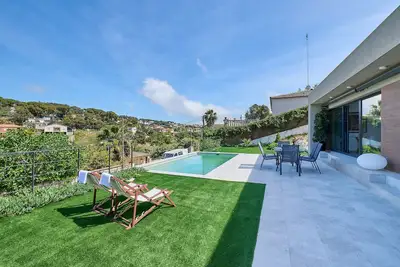 Image de 2agn02 - Maison moderne avec piscine privée situé dans un quartier résidential