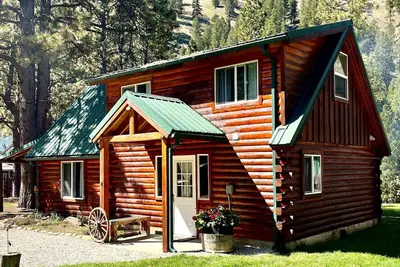 Image de Riverfront Cozy Cabin with spacious hot tub on the Middle Fork Payette River.