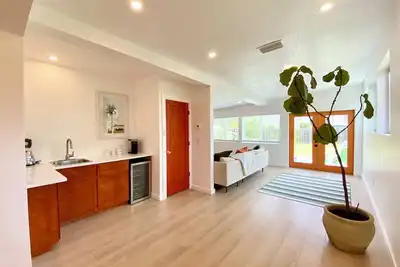 Image de Split floor plan 4 bed 3 bath home! Steps to the sand!