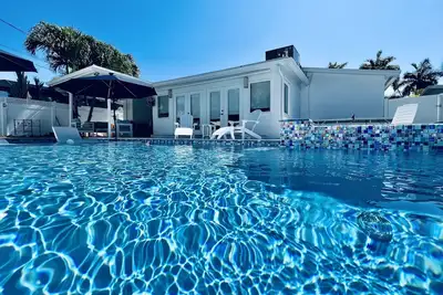 Image de Dream Designer Pool! Fun loaded family dream house close to the beach!