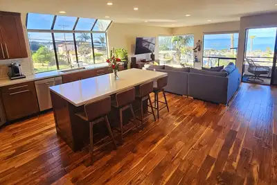2 Bedroom with panaramic ocean views!