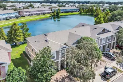 Image de 5br/3ba townhome with hot tub/ake View, Close Disney, Seaworld, Convention Center