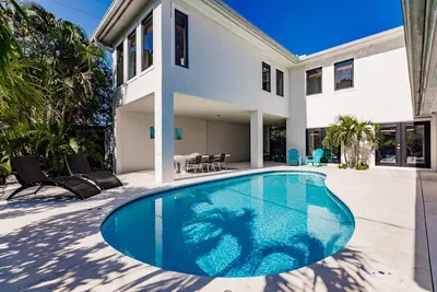 Image de Luxury Private Vacation Getaway Moments from the Water