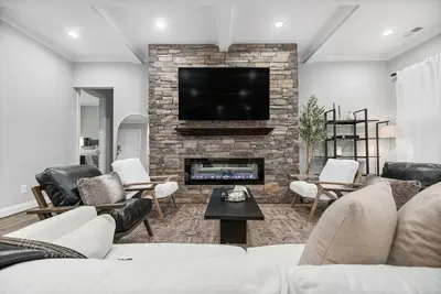 Image de 4500 sq ft. Cozy/Luxe Mountain style retreat in South Clt- 2 King Masters!