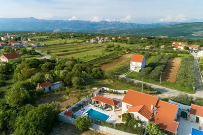 Image de Belle maison à Pridraga avec jacuzzi