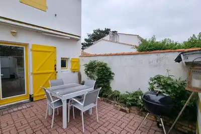Image de Agréable maison située à 600 m de la plage, dans un écrin de verdure.