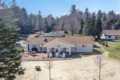 Image de Very cozy and inviting lake house on the sandy shores of beautiful Lake Huron