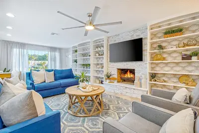 Image de Luxury Coastal Getaway, Heated Pool, Firepit & Outdoor Dining - Steps to Beach🌴