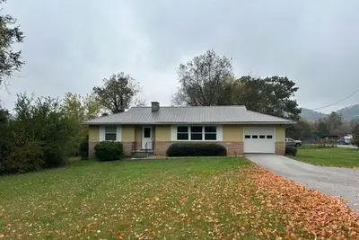 Image de Spacious house with large front and back yard, recently renovated