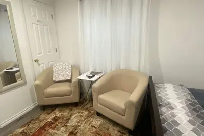 Image de Private, Comfortable Basement Apartment