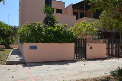 Confortable villa de trois pièces située à Torre dell'Orso au rez-de-chaussée