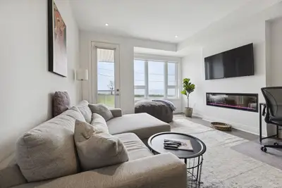 Image de Modern Furnished Lakefront Townhome