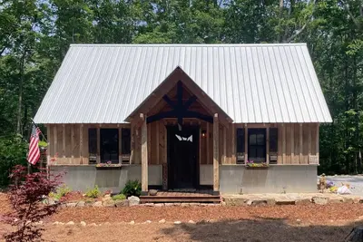 Image de \"Outstanding Long Weekend Location! \" Cozy 2br Cabin w/Screened Porch - 2 miles to Cloudland Canyon