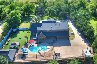 Image de Heated Pool, Hot Tub, Amazing Turf, Games Galore Luxury Villa In Okc
