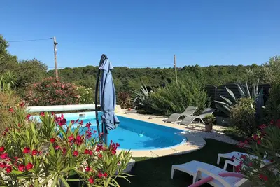 Image de Uzès proche, charmant appart/ terrasse / piscine privée- Climatisé -Wifi- Calme