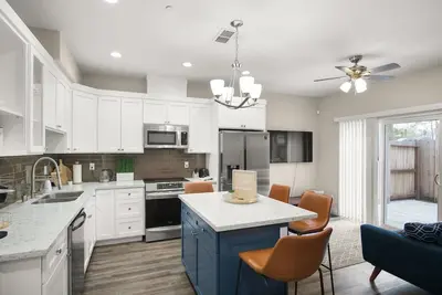 Image de Renovated and Modern 3bed 2. 5bath near Downtown & Ucd Med Center! 🏠