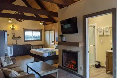 Image de Treasure Chest - Deluxe King Suite with Fireplace, Pet Friendly