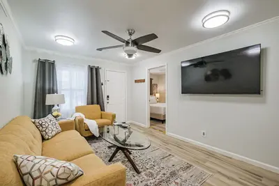 Image de Charming private home sleeps 6 in the Heights near Downtown with fast WiFi, smart TVs, ample parking, and a primary king bed for a comfortable stay.