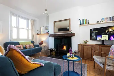 Image de New! Stylish period cottage near town with log burner, parking, garden.