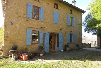 Image de maison de caractère en lisière de foret avec piscine