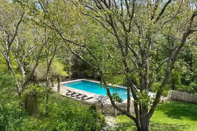 Image de Luxury living meets Hamptons charm in this Award-Winning Carriage House